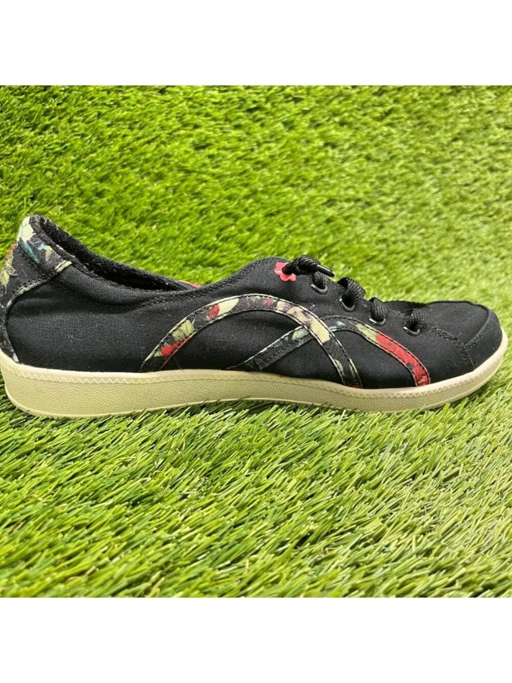 Skechers Madison Ave Womens Size 7.5 Black Casual Comfort Walking Slip-On Shoes